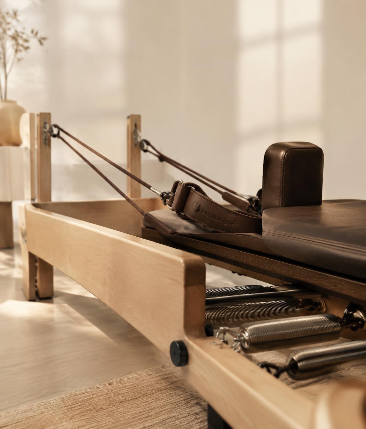 Détail d’un Reformer : bois, cuir et ressorts